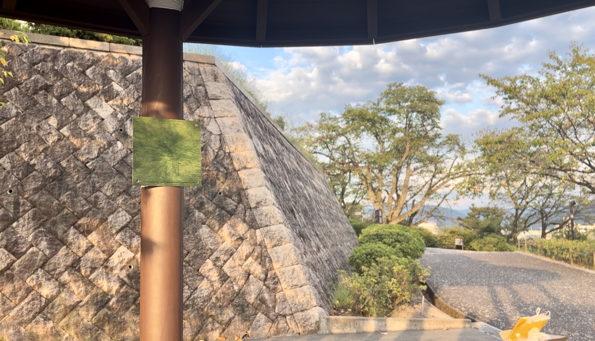 四阿の柱に設置されたパネル展示風景